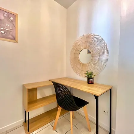 Le Patio Cache Calme & Confort Pres Des Arenes Apartment *